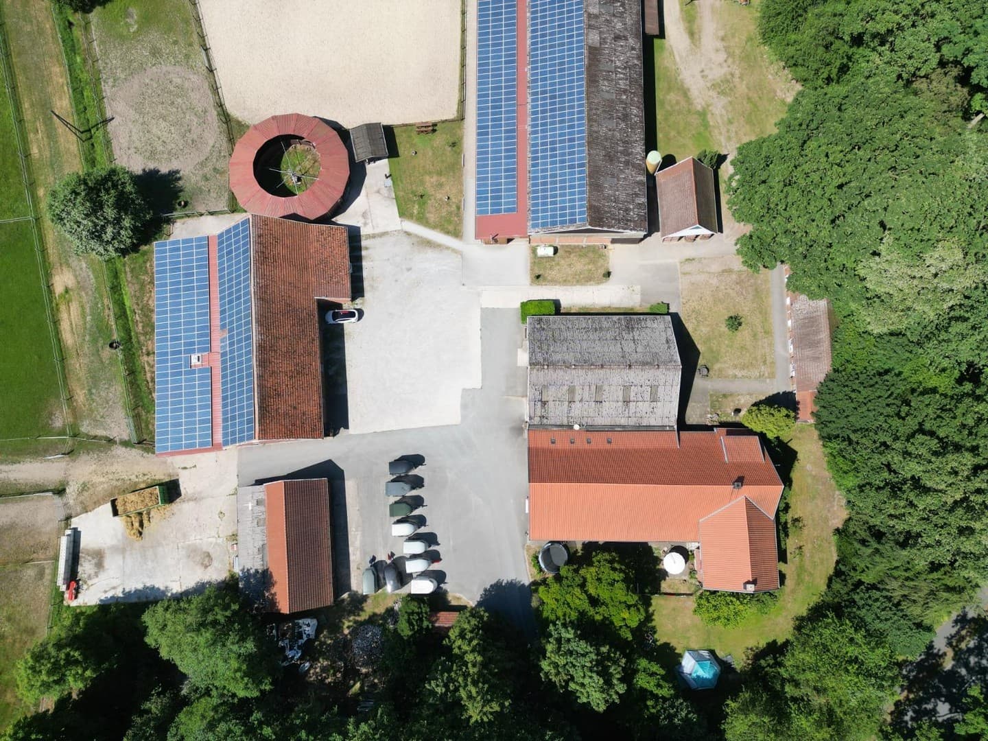 Reitanlage mit Wohnhaus und weitläufigen Koppeln