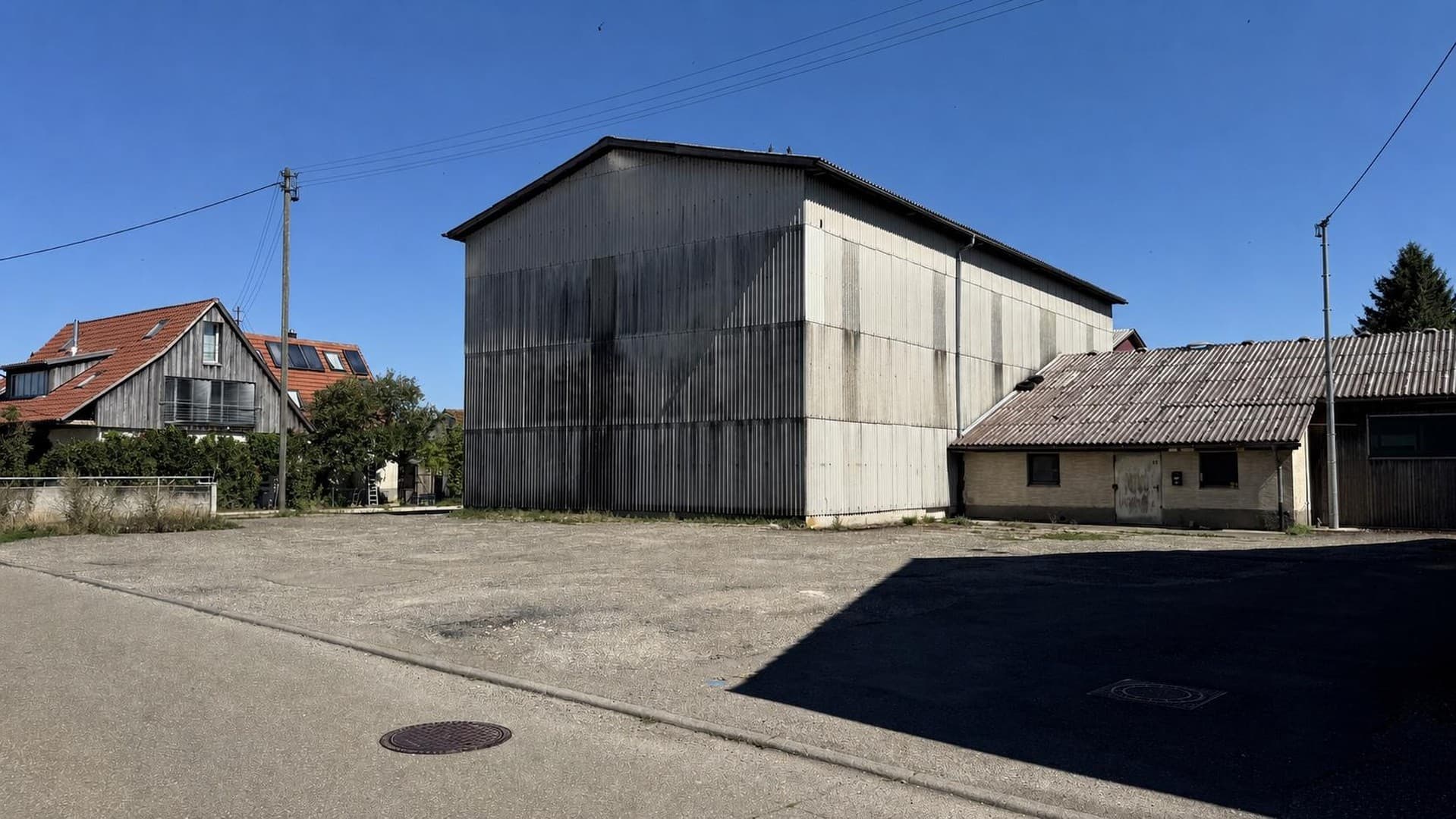 Ca. 683 m² Lagerhallen mit ca. 1700 m² Freifläche – teilbar – von privat