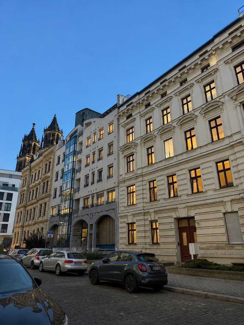 Erstbezug nach Sanierung: Großzügige 2-Zimmer-Altbauwohnung mit Balkon, Aufzug & Einbauküche am Dom