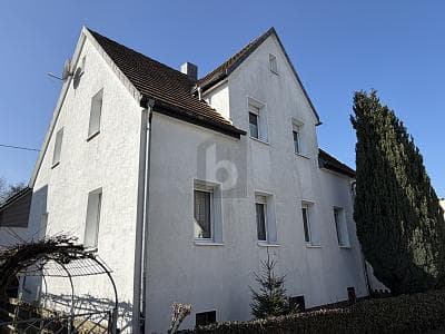 FAMILIENHAUS MIT GARAGE UND GARTEN