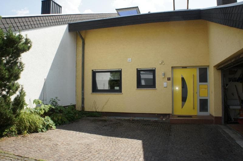 ** REIHENMITTELHAUS MIT SCHÖNEM GARTEN IN RUHIGER LAGE VON ROHRBACH **