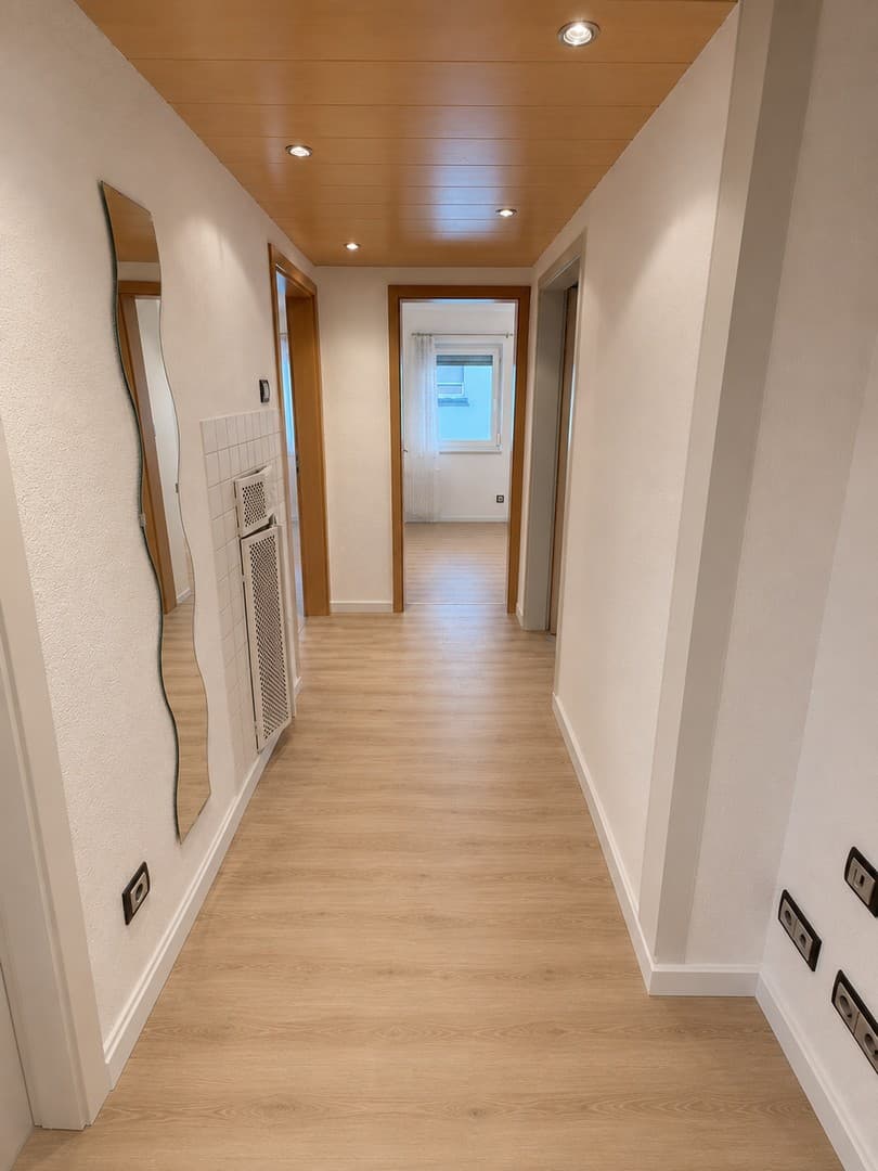 Frisch renovierte 3 Zimmer Wohnung Dachgeschoss nahe Stadtpark zur Erholung für Familen und Paare