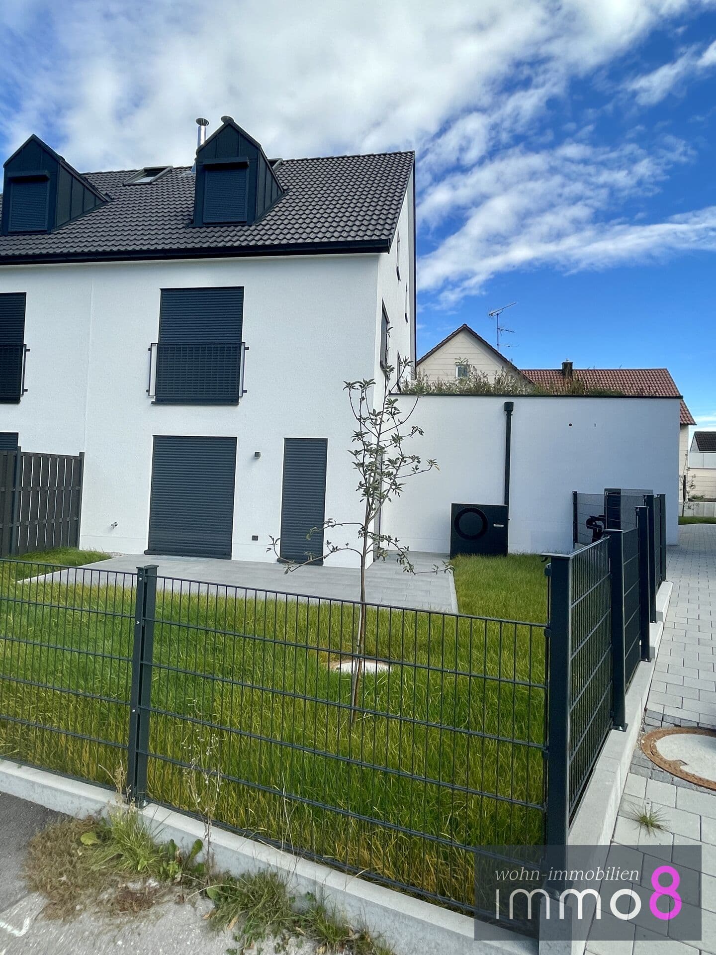 Erstbezug - Doppelhaus mit schönem Garten und neuester Technik
Noch sind Sonderwünsche möglich.