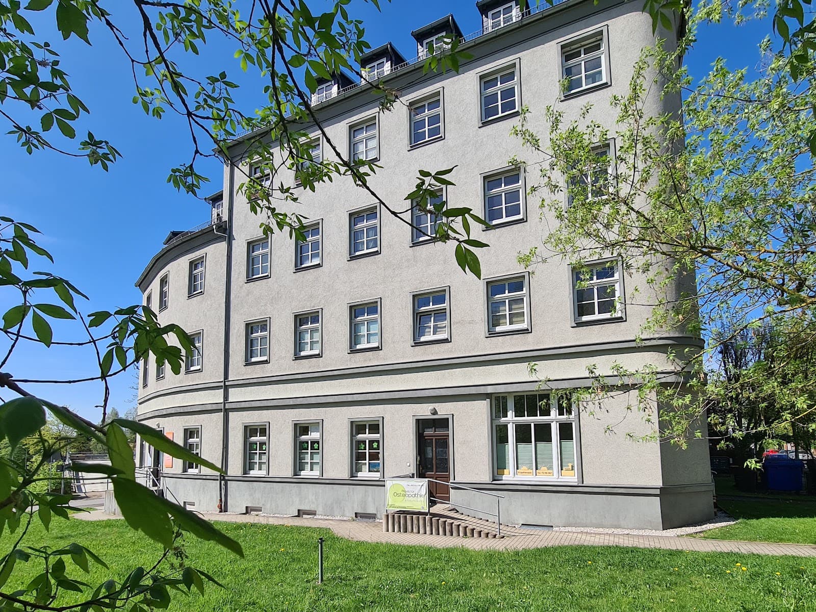 Klassisch, praktisch, einfach gut: großzügige 1 Zimmerwohnung im 1. OG (Stellplatz mgl.)