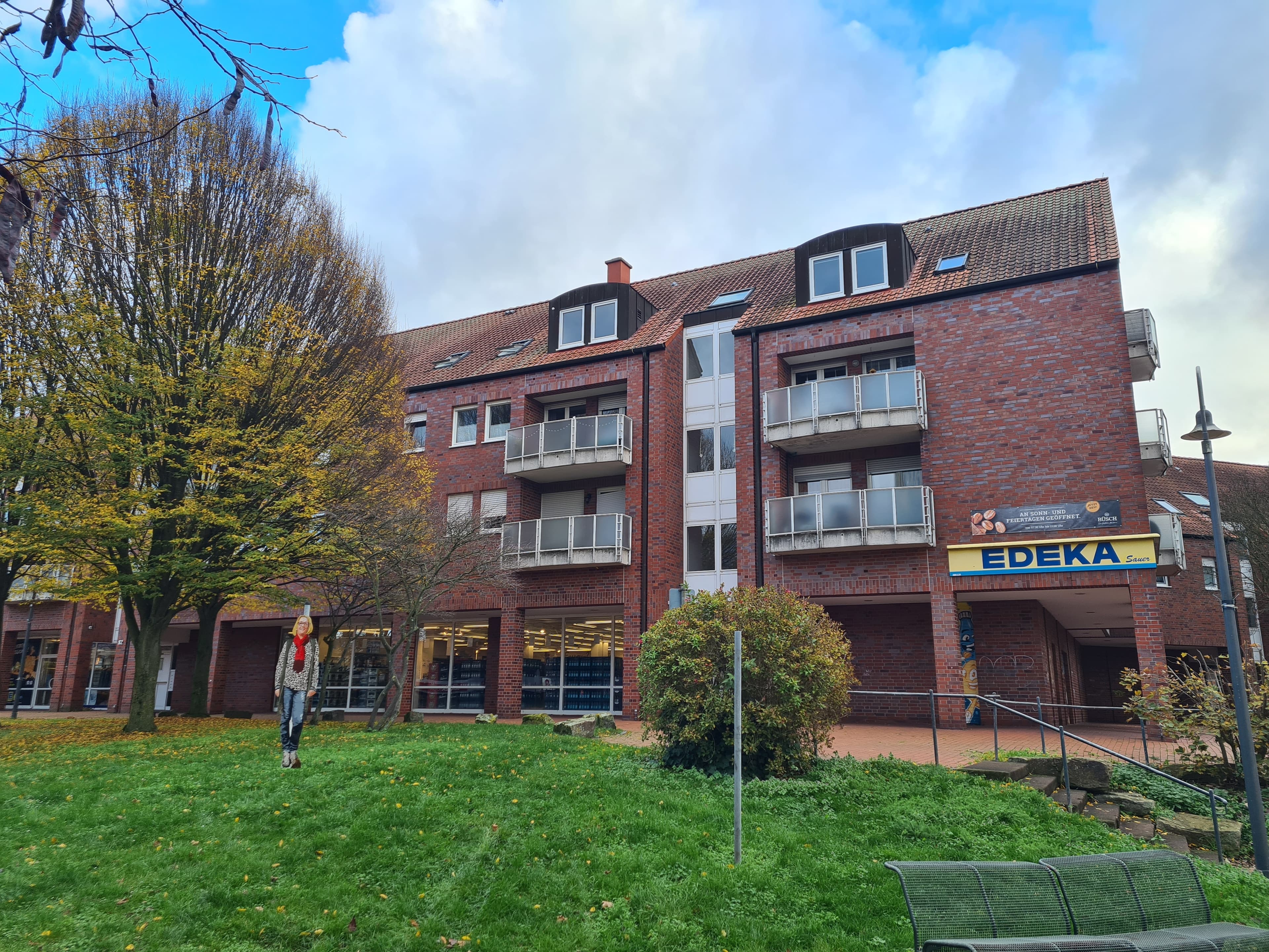 Gepflegte 2 Zimmer Wohnung mit Balkon in Wohn-und Geschäftshaus mitten in Bönen zum 01.10.2026 frei.