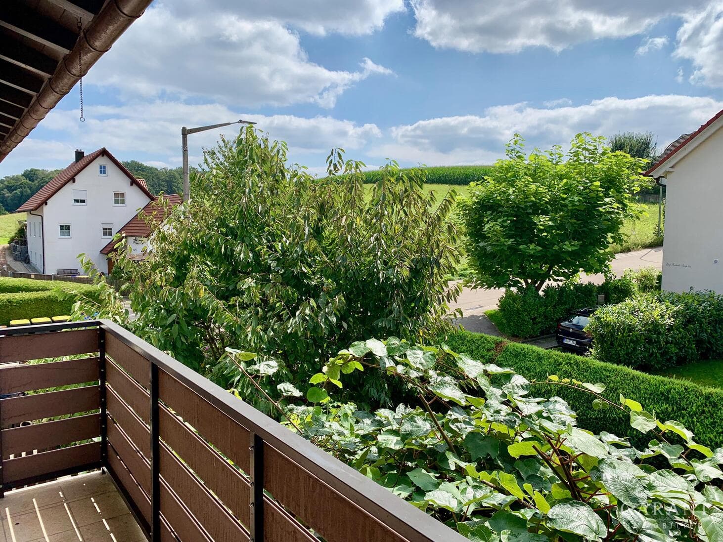 Zweifamilienhaus in attraktiver Wohnlage mit drei Garagen und wunderschönem Garten