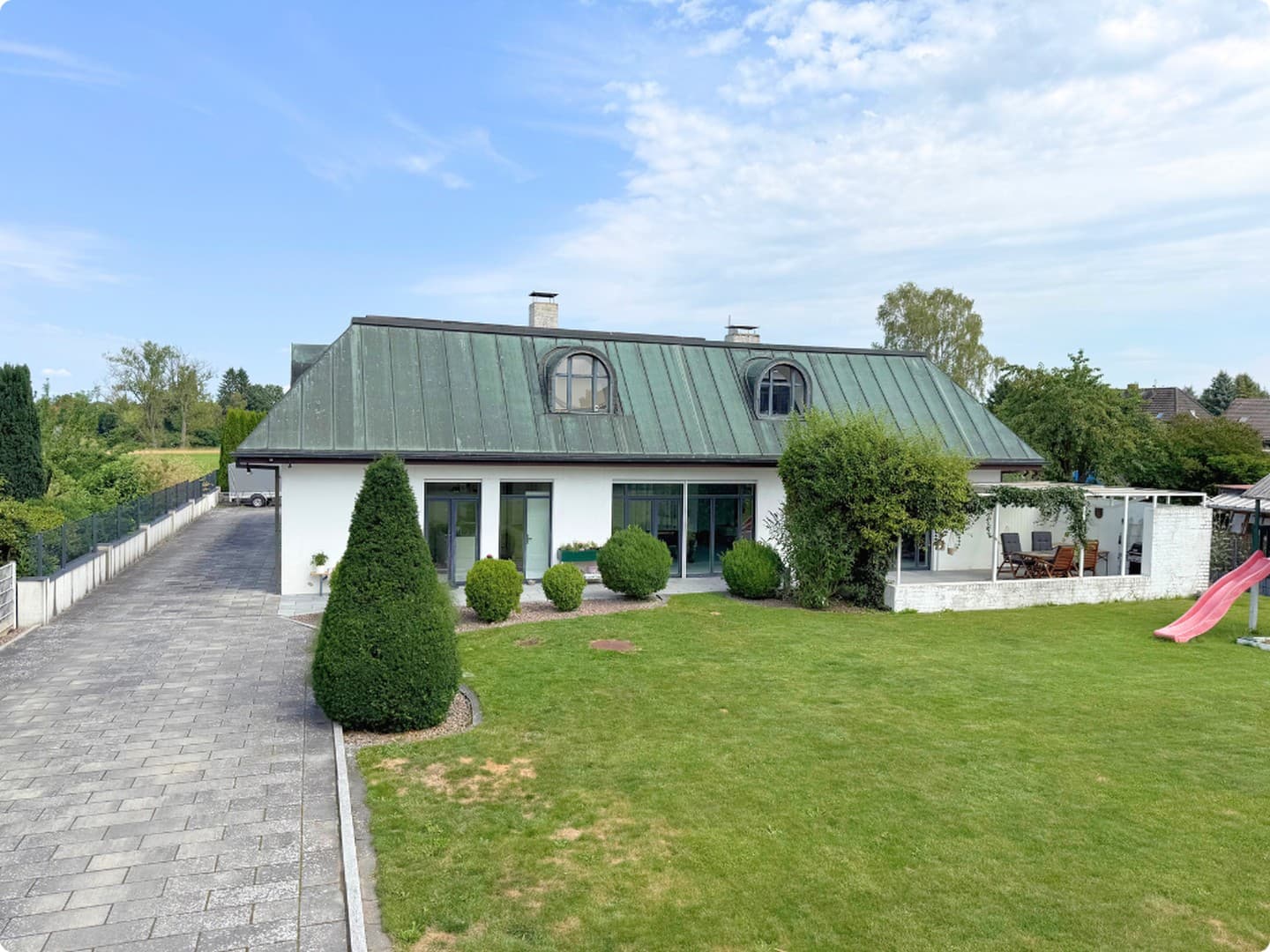 Exklusive Architektenvilla mit unverbaubarem Blick auf die Ilmenauwiesen