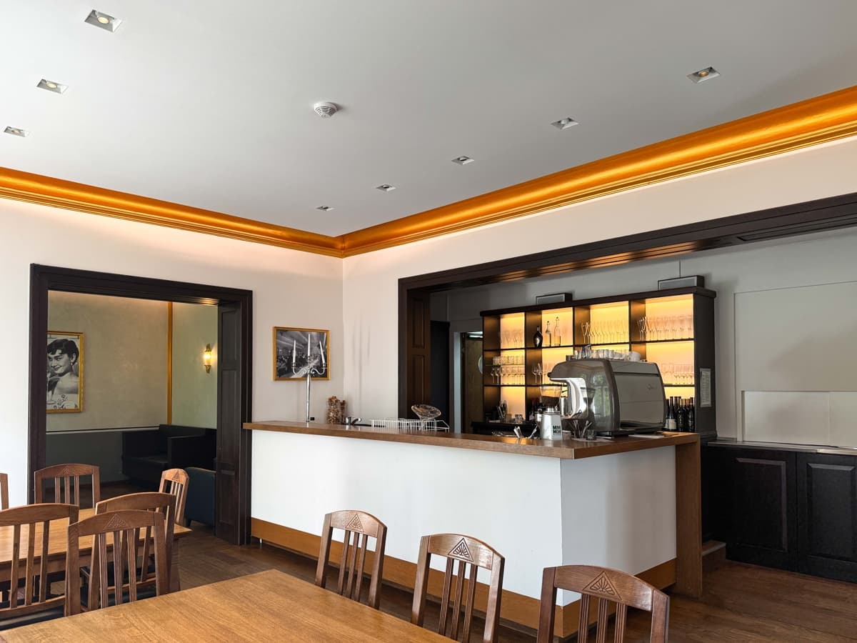 Stilvolle Gastronomiefläche mit Altbau-Charme und Parkblick zu vermieten