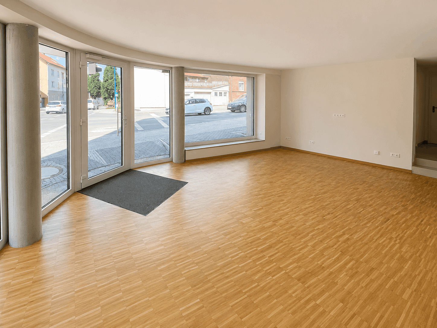 Laden mit großer Schaufensterfront, Parkett, Lagerraum