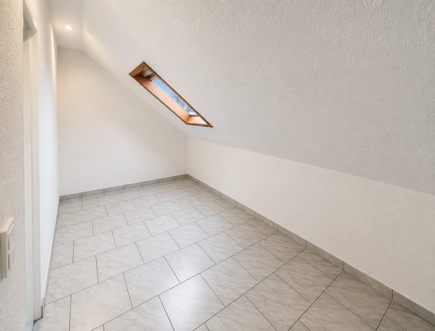 Jobcenter – جوب سنتر – Джобцентер – deine neue Wohnung ist fertig!