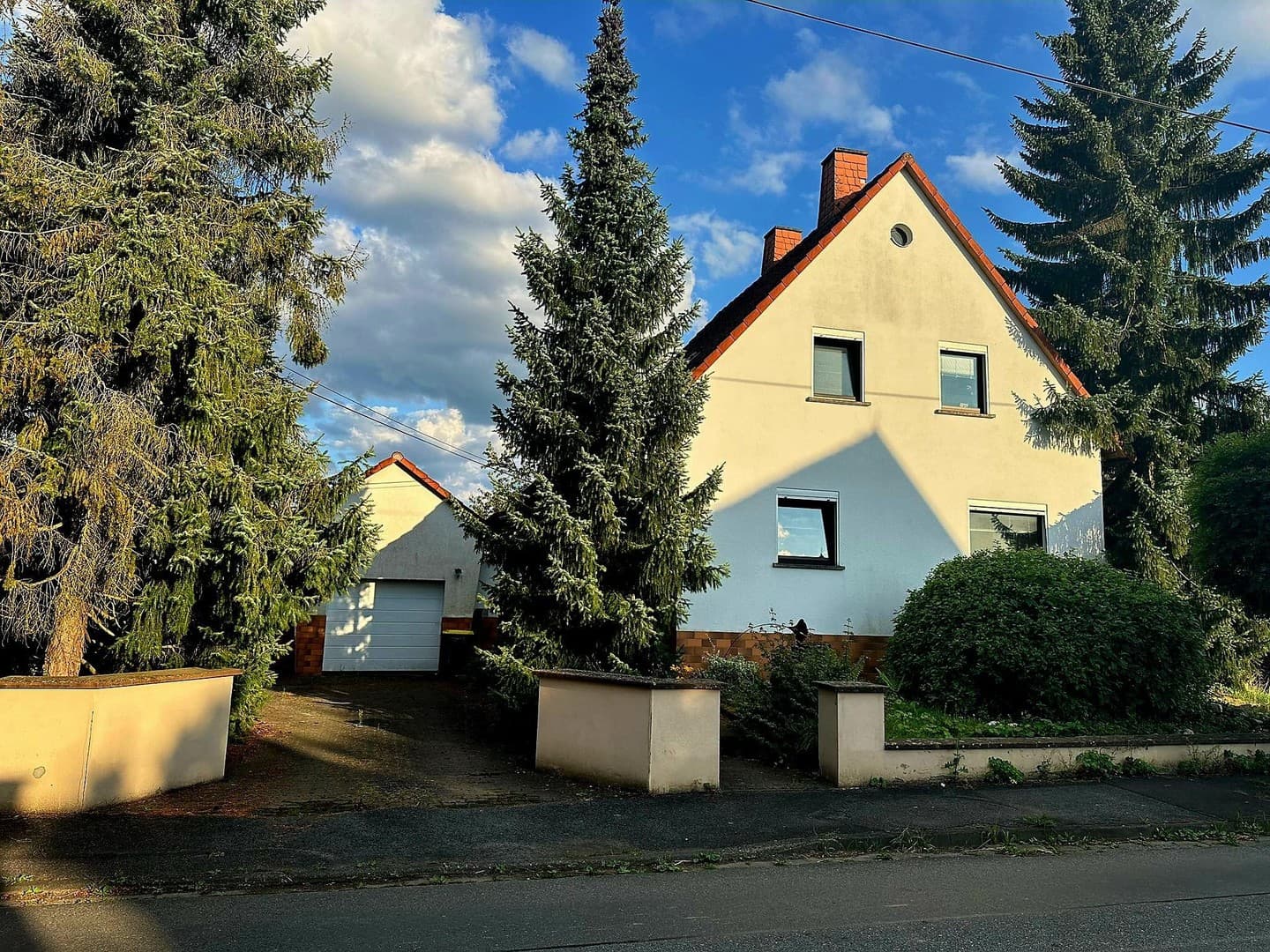 Wohnensemble aus zwei verbundenen Hausteilen – 244 m² Wohnfläche, Wintergarten & Sauna