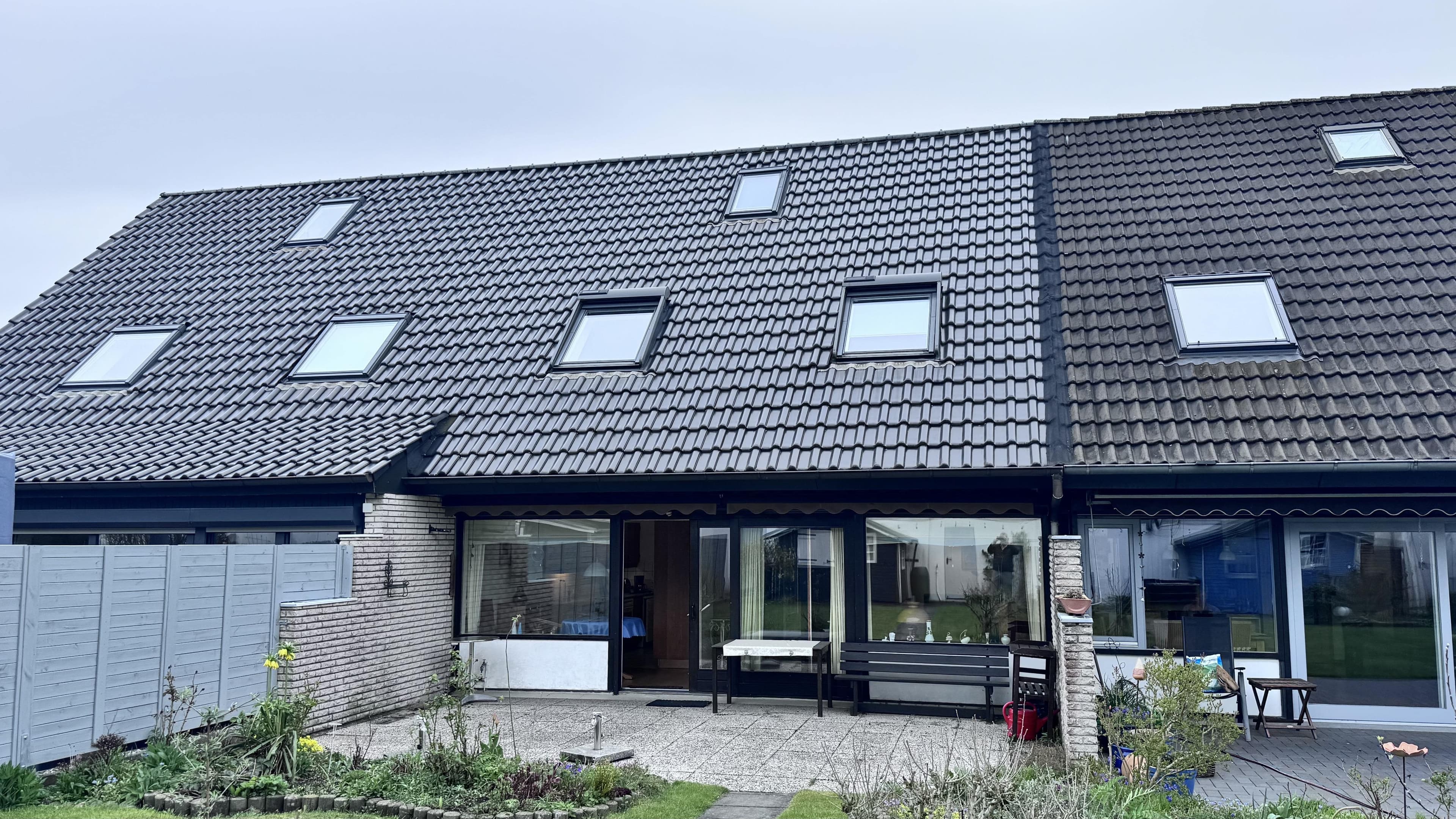 „Einziehen und Wohlfühlen: Ihr neues Zuhause mit Garage und charmantem Garten“
