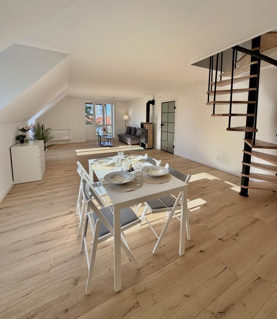 Frisch sanierte 3-ZKB Maisonette mit 2 Balkonen, Tiefgarage, Kamin in ruhiger Lage - Provisionsfrei