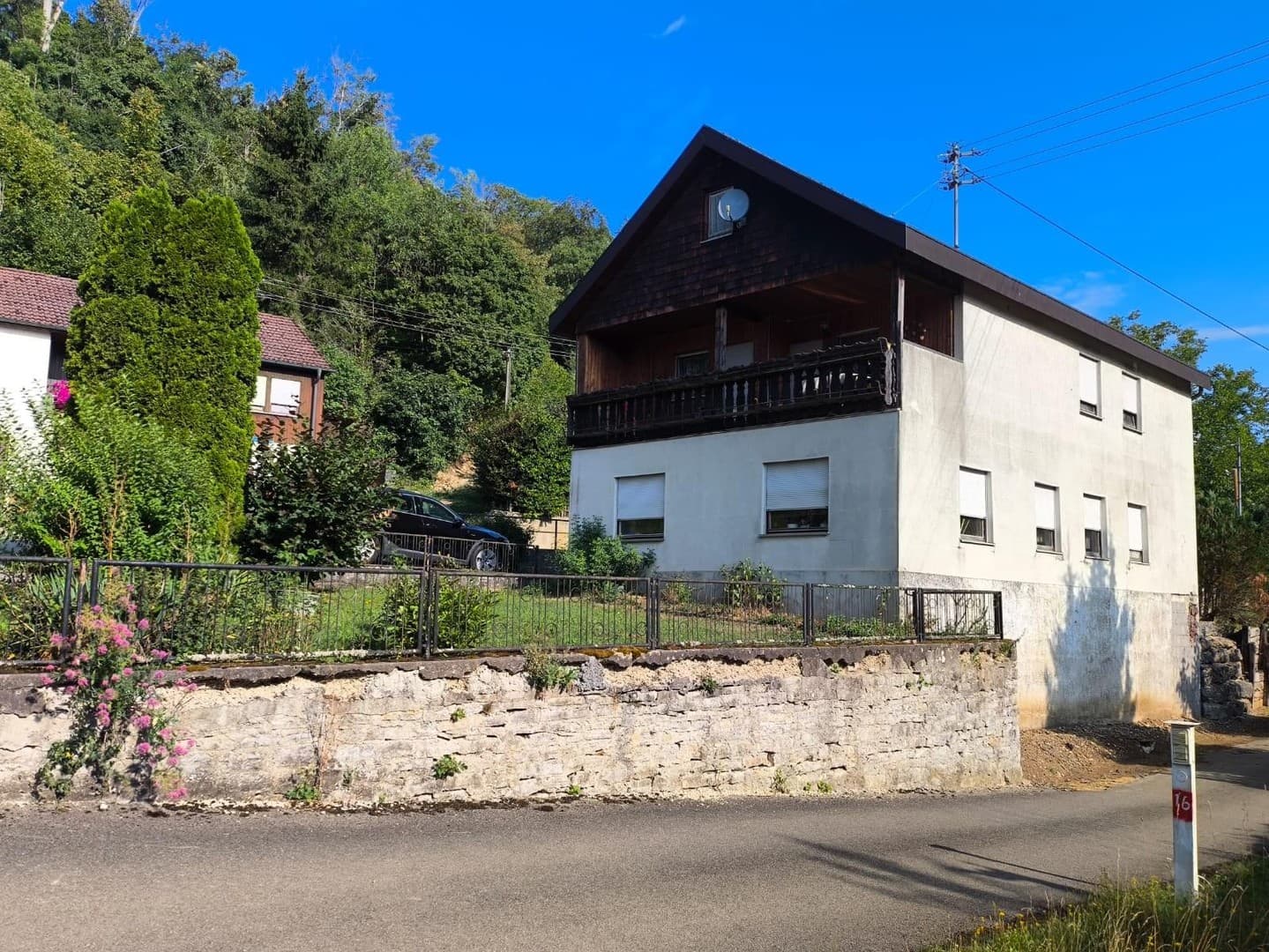 Vielseitiges Modernisierungsprojekt mit Gewölbekeller, Garage & Kamin-Optionen in naturnaher Lage