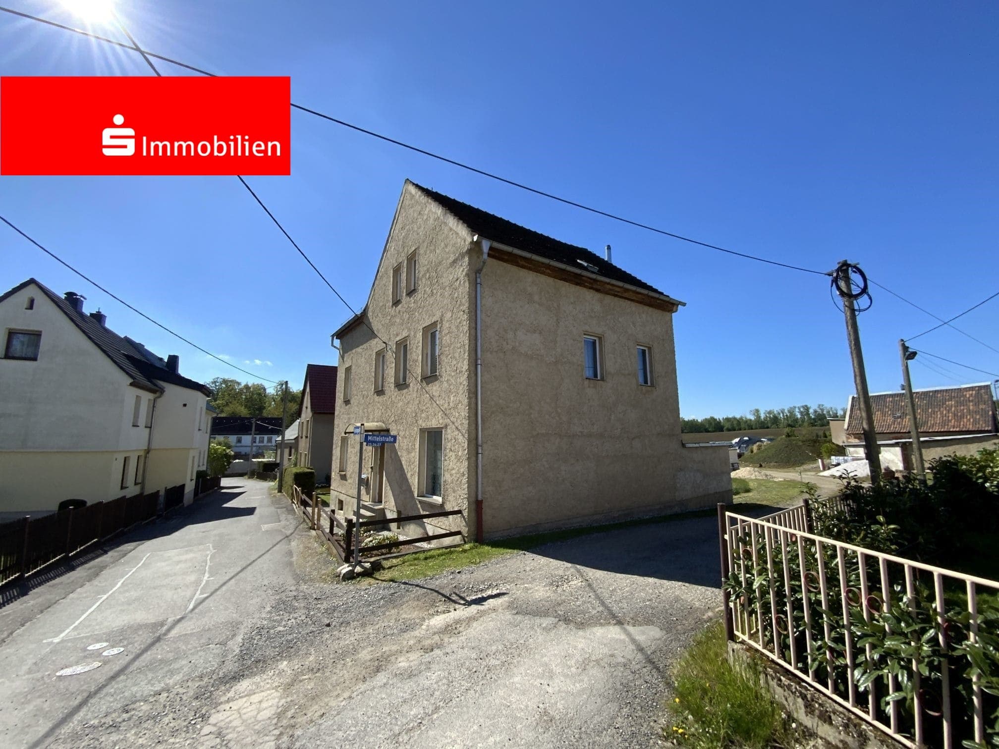 Familienfreundliches Haus
in ländlicher Idylle mit einladenden Sitzbereich im Garten