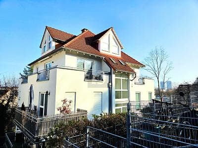 PENTHOUSEHÄLFTE - MIT TAUNUS- UND DOMBLICK!