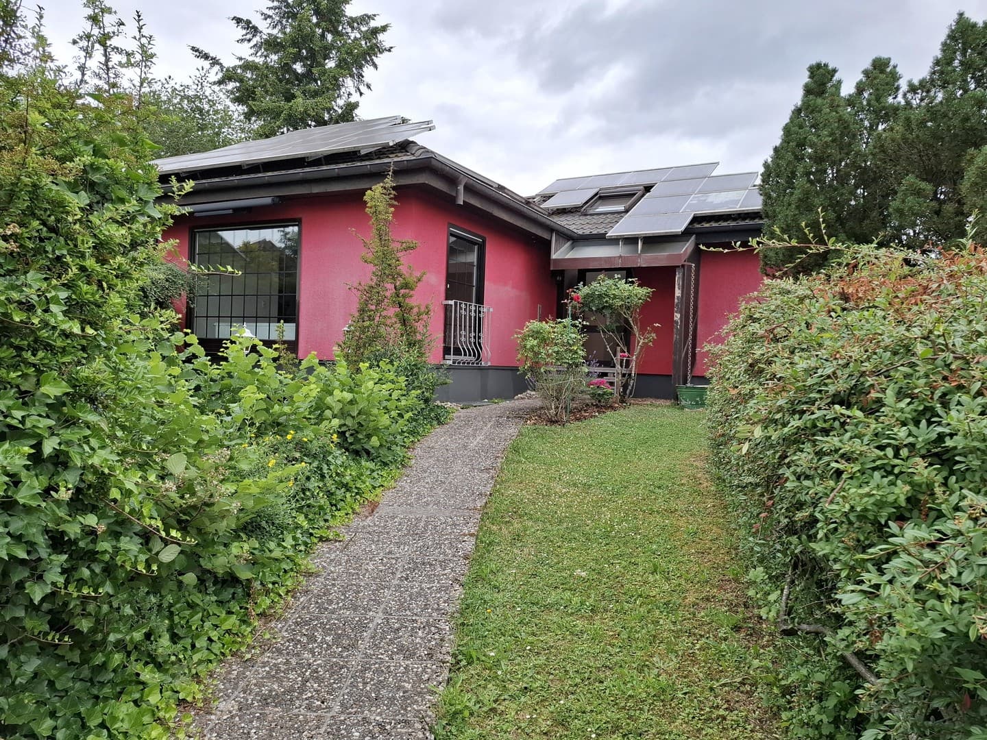 Charmanter Bungalow in Traumlage am Naturschutzgebiet – 4.500 m² Areal mit PV-Anlage & Wintergarten