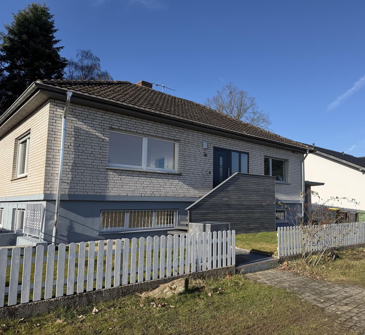 Freistehendes Einfamilienhaus mit Einliegerwohnung und großen Garten mit altem Baumbestand