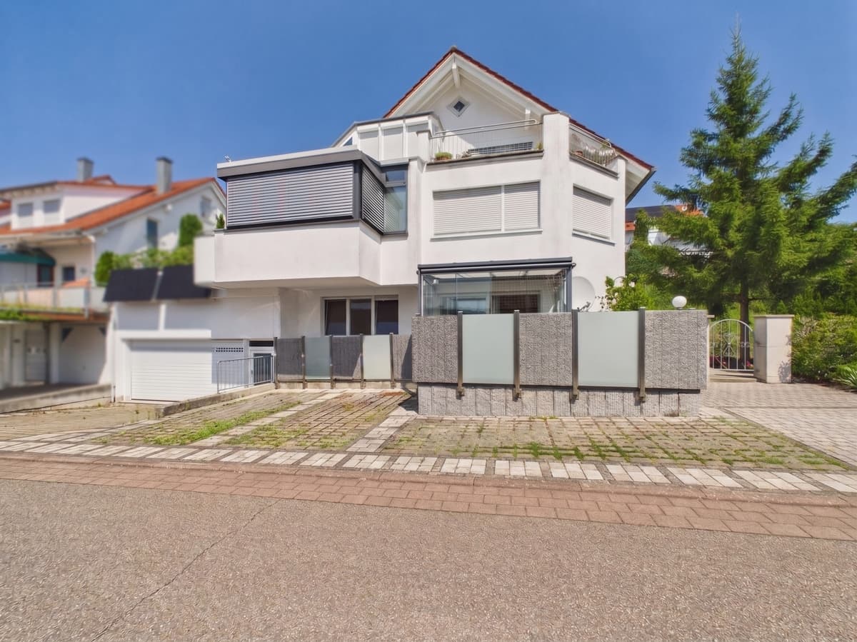 Ankommen u. Wohlfühlen: 2 Zi Wohnung mit Wintergarten, Terrasse, EBK, Bad, WC u. Garagenstellplatz