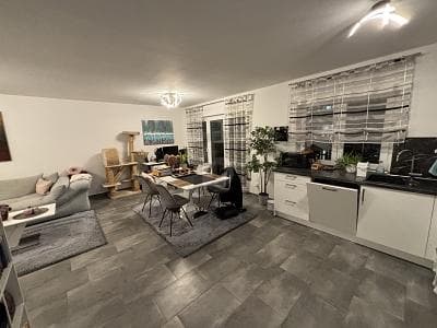 MODERN, ZENTRAL, NEUWERTIG, KÜCHE UND PARKPLATZ