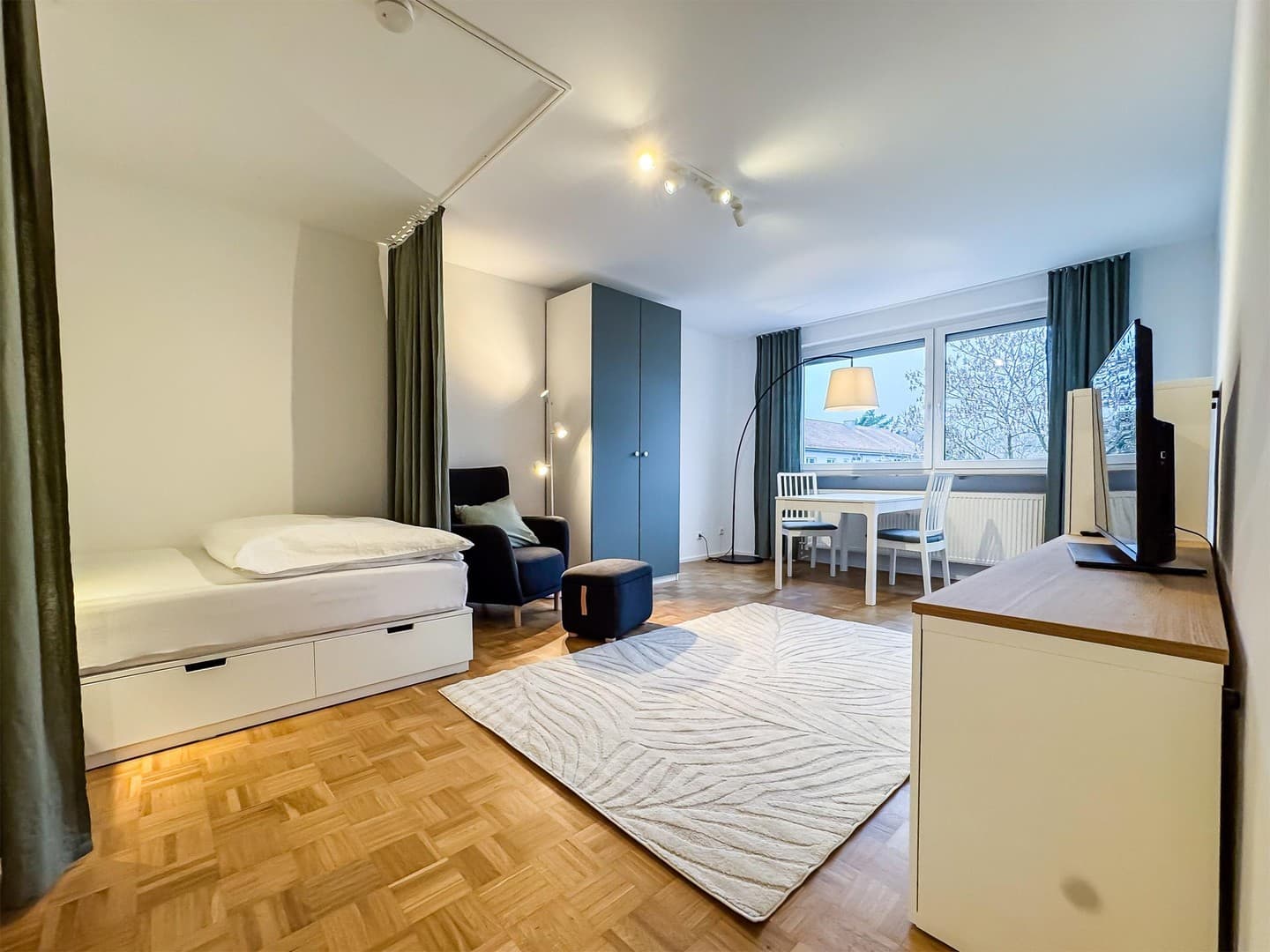 Mit sonnigem Balkon: Möbliertes Zimmer in großzügiger 2er WG