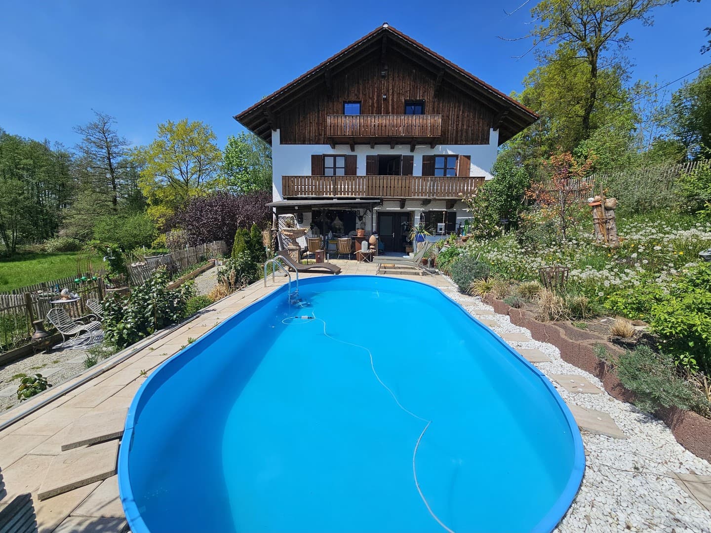 Attraktive 5-Zimmer-Maisonettewohnung in Alleinlage mit eigenem Garten&Pool
