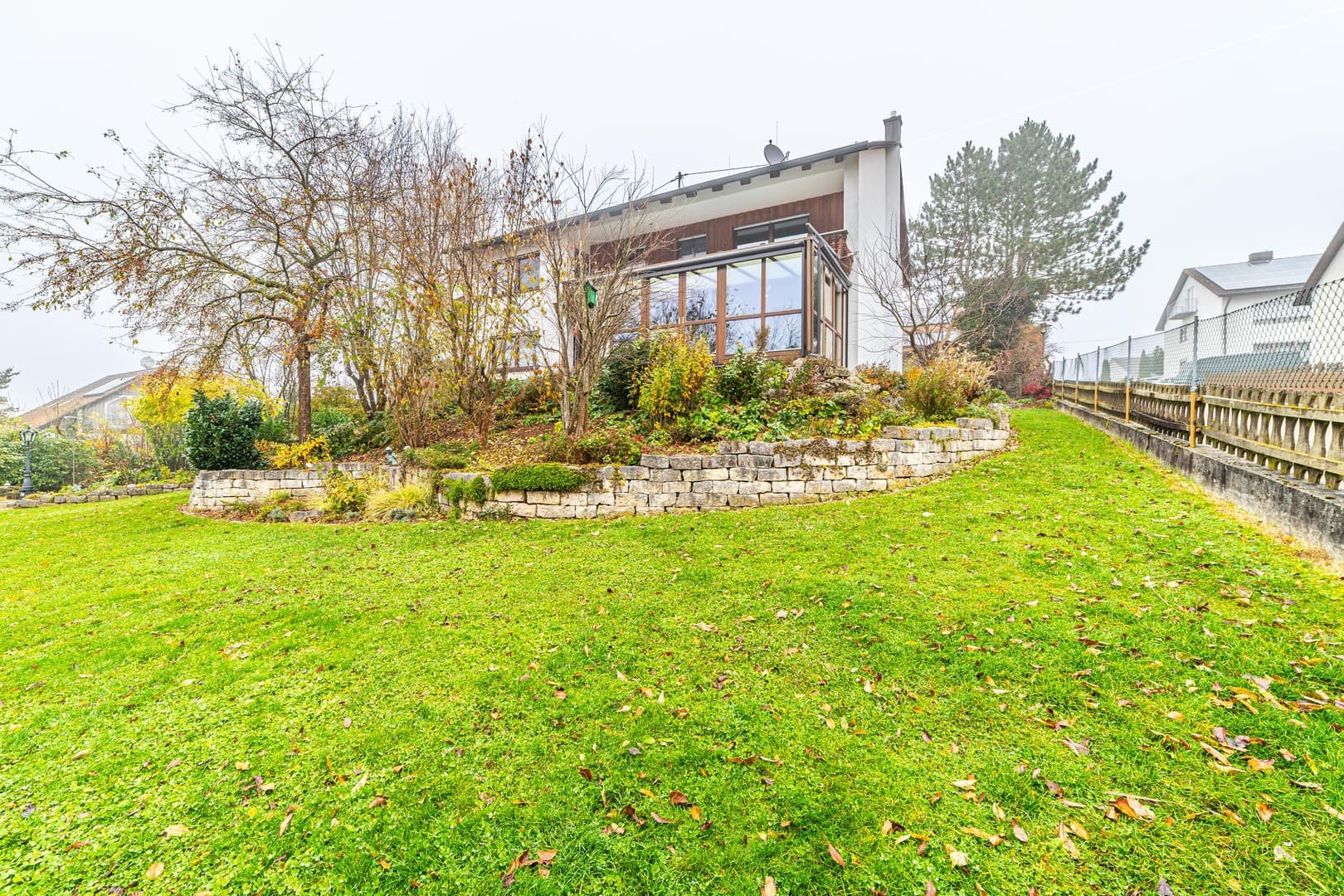 Zweifamilienhaus in Massivbau mit großem Garten in ruhiger Lage
