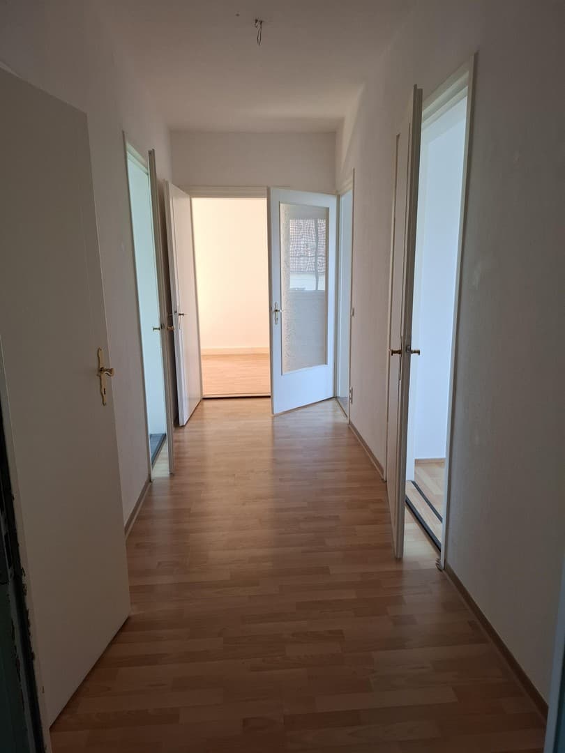 3-Raum-Wohnung, große Küche, 1.OG rechts, Bad mit Fenster, Wanne und Dusche, Gartennutzung mgl.