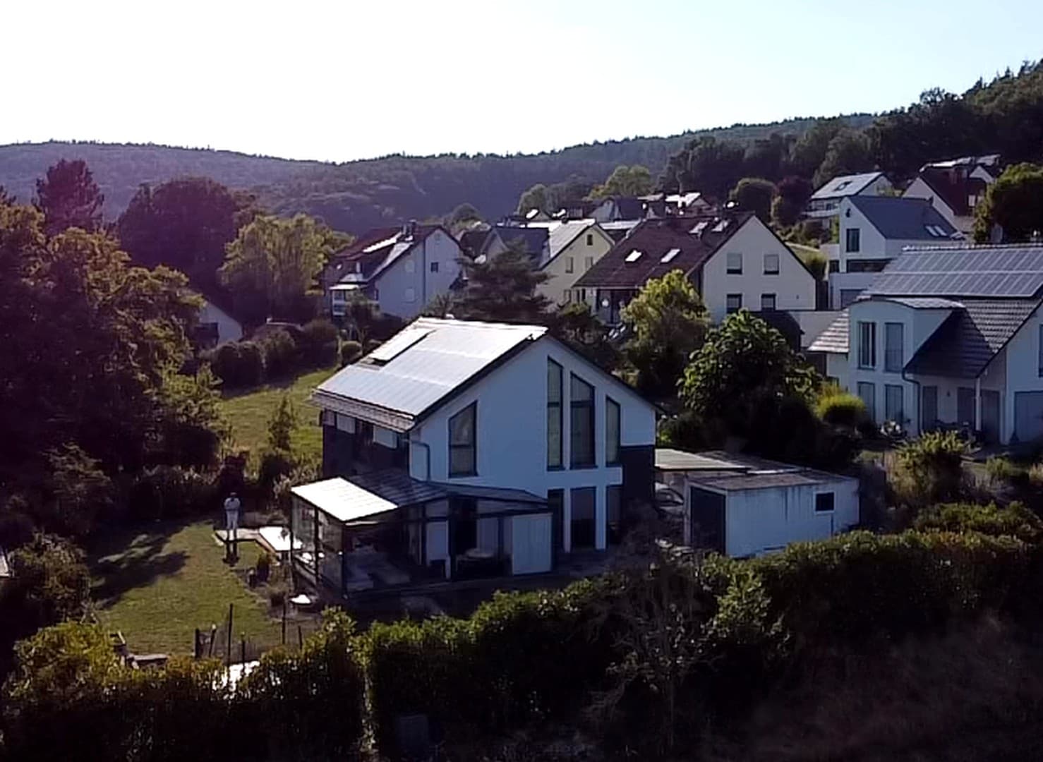 Modernes Haus mit großem Garten