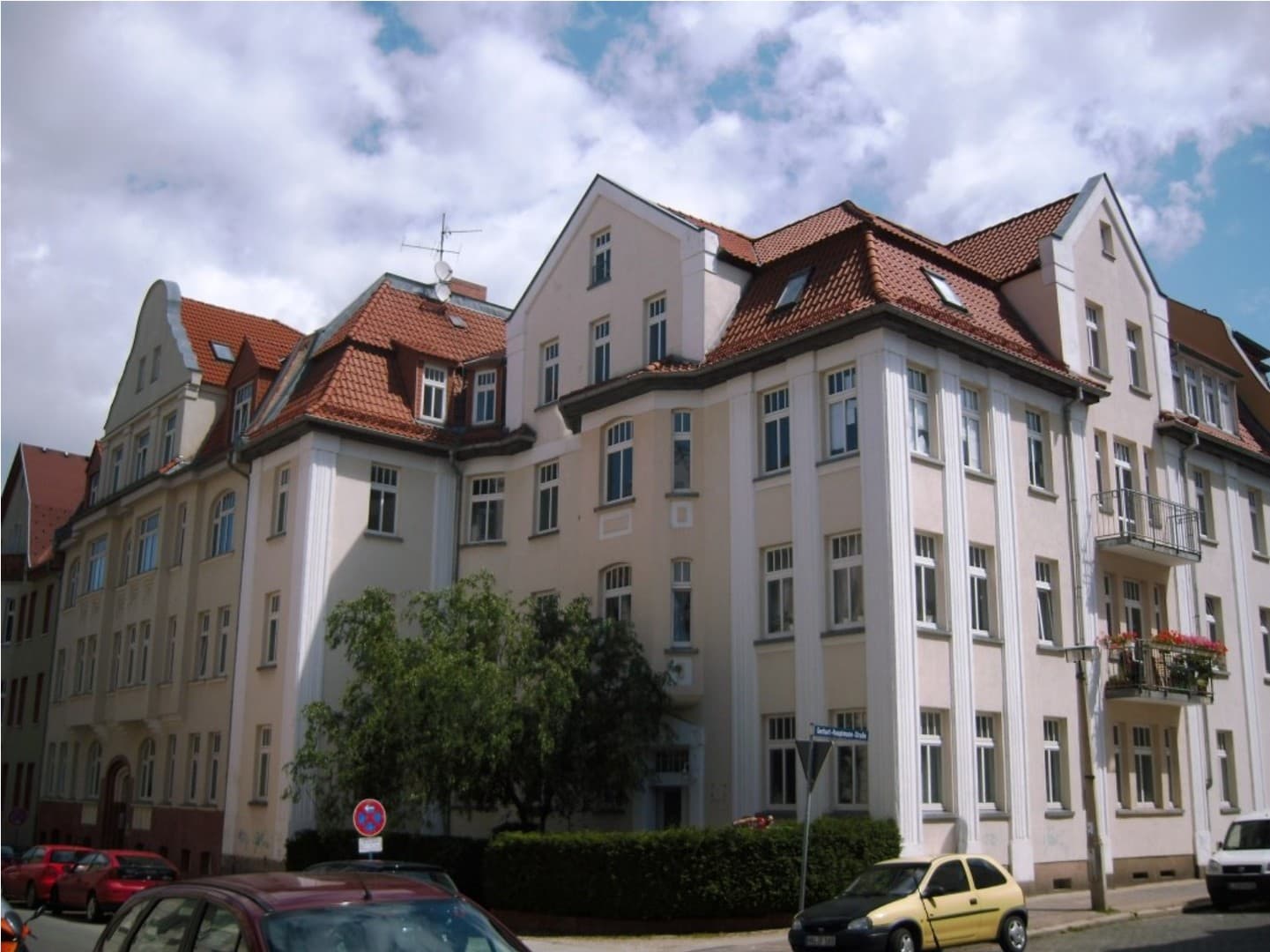 Großzügige Altbauwohnung mit hohen Decken und 2 Balkonen