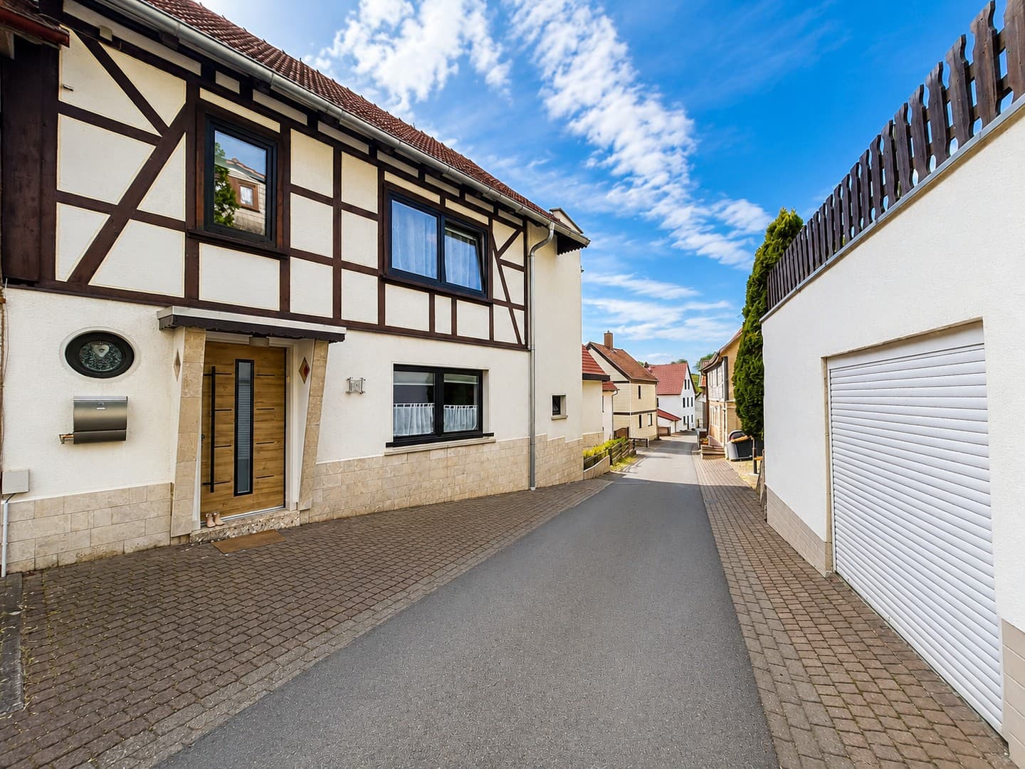 Modernisiertes Fachwerkhaus mit großzügiger Dachterasse und Platz für die Familie
