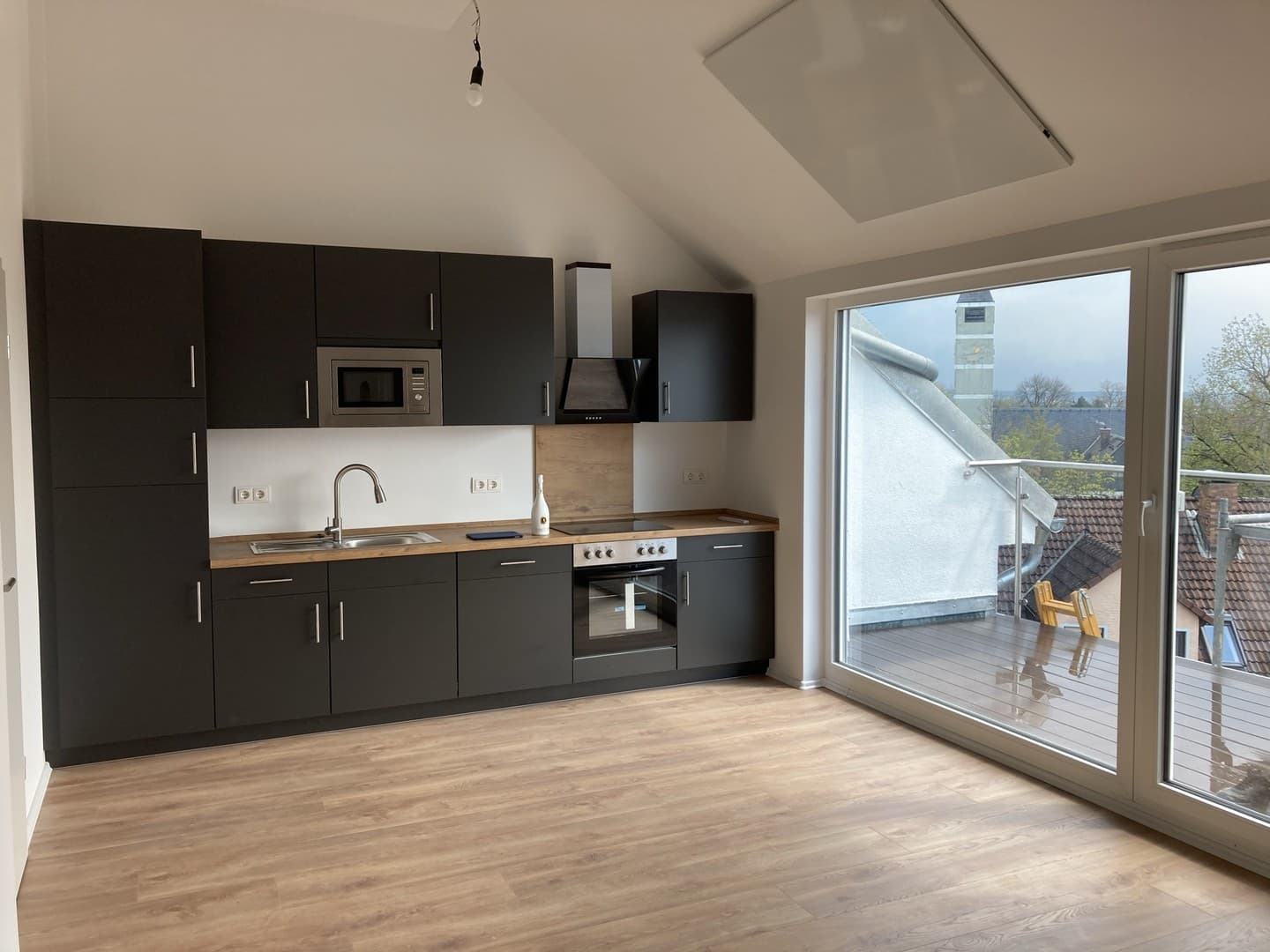 Moderne 4-Zi.-Penthouse-Whg. | 92 m² | Sonnen-Süd-Loggia | Küche | hohe Decken | 2 Stellplätze