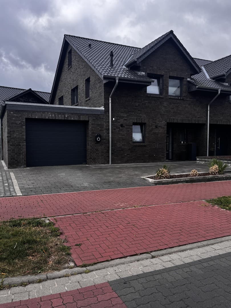 Moderne Doppelhaushälfte mit beheizter Garage, hochwertige Ausstattung mit Top-Energiewert