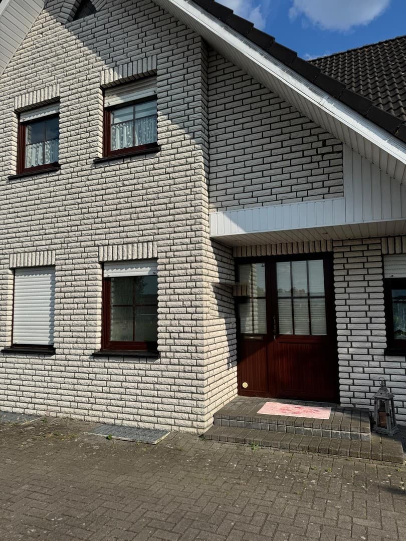 Freistehendes Zweifamilienhaus mit Bürotrakt und Garage
