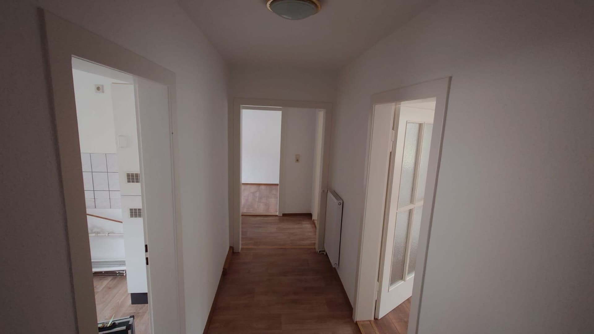 ohne Prov.: 3-Raum-Wohnung, große Küche, Bad mit Fenster, Wanne+Dusche, schön saniert+renoviert