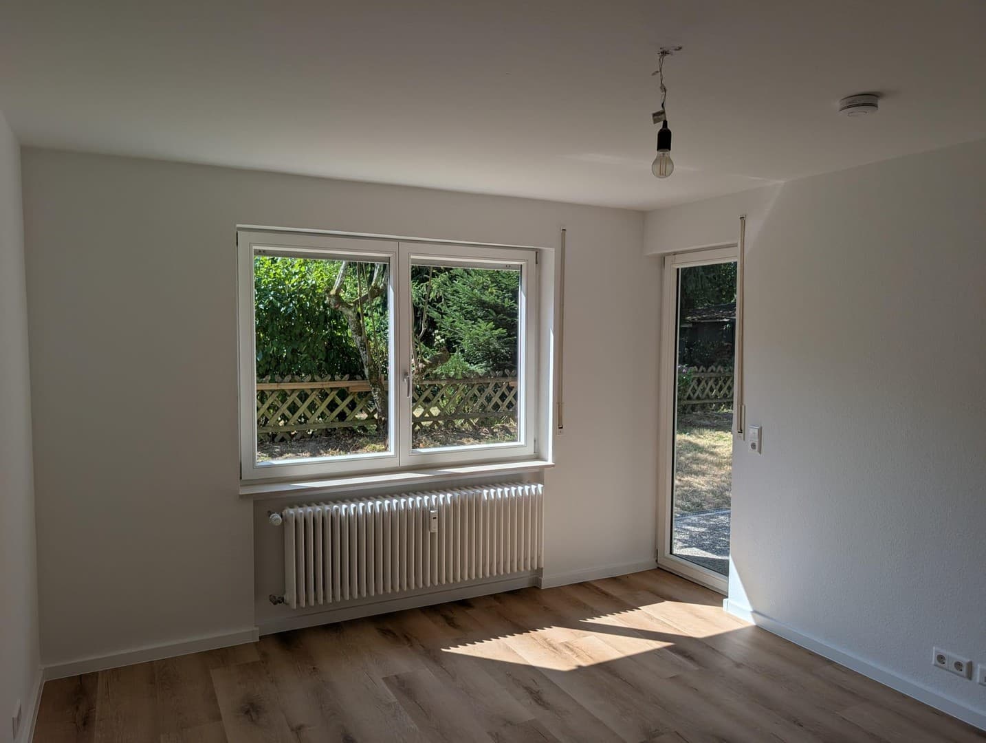 Hochwertig kernsanierte 2-Zi.-Gartenwohnung mit Terrasse & großem Garten