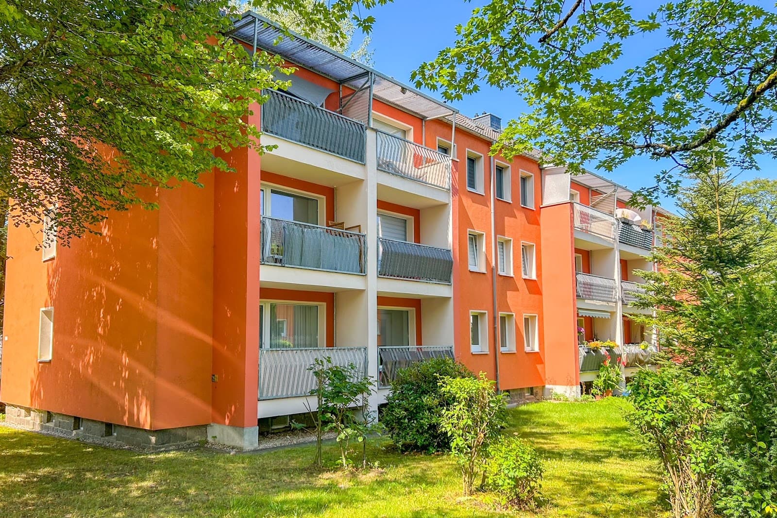 Grün wohnen, entspannt kochen: Ihr neues Zuhause mit Einbauküche...