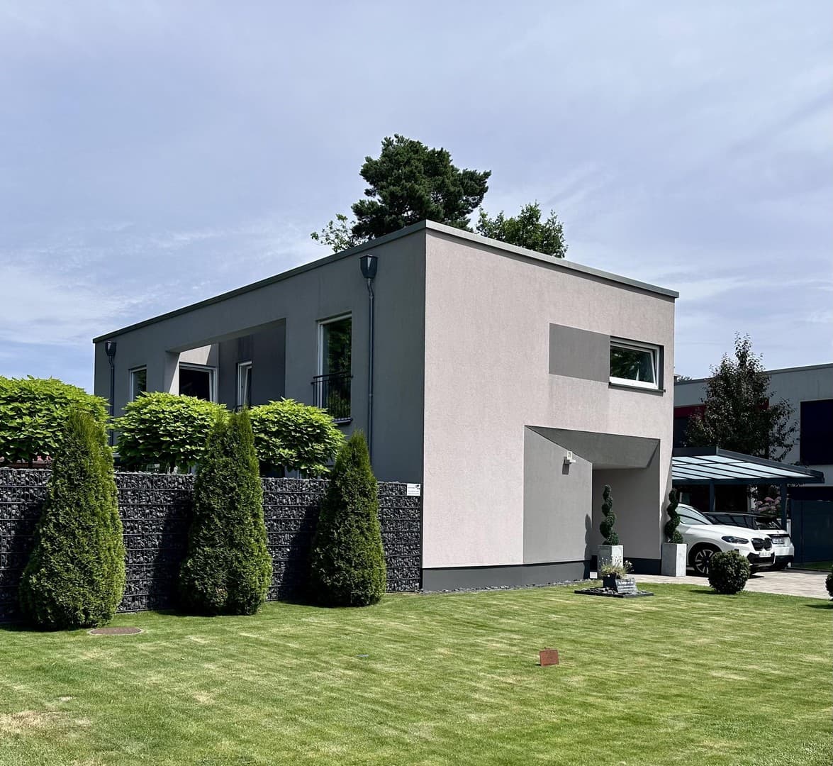 Hochwertiges Einfamilienhaus in massiver Bauweise mit moderner Energietechnik und stilvollem Garten