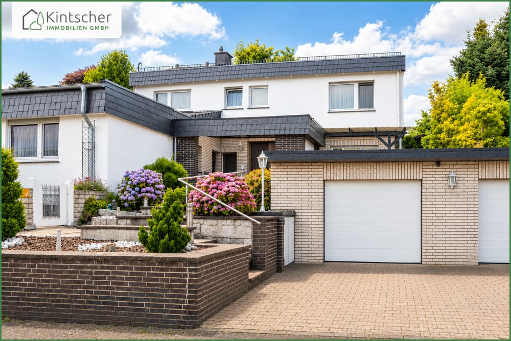 Meisenweg in Burscheid: 4 Zimmer-Wohnung mit dem Wohngefühl eines Hauses - "Dach"-Terrasse, Garten