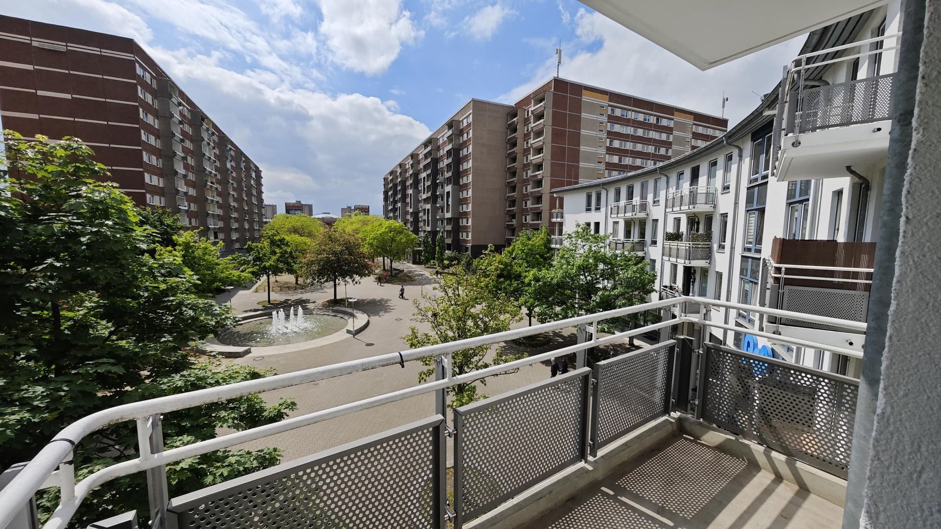 5,4 % IST-Rendite, renovierte 2 Zimmer Wohnung mit Balkon, EBK und Stellplatz