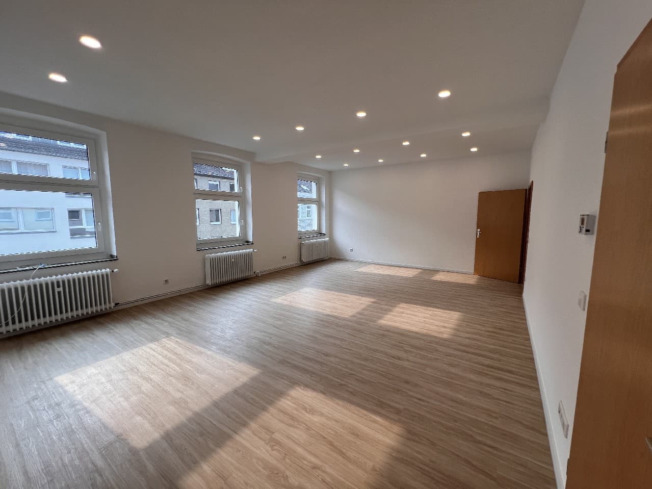 Altbau mit Charme: Modernisiert, renoviert, bezugsfertig - ideal für 2 Personen und homeoffice
