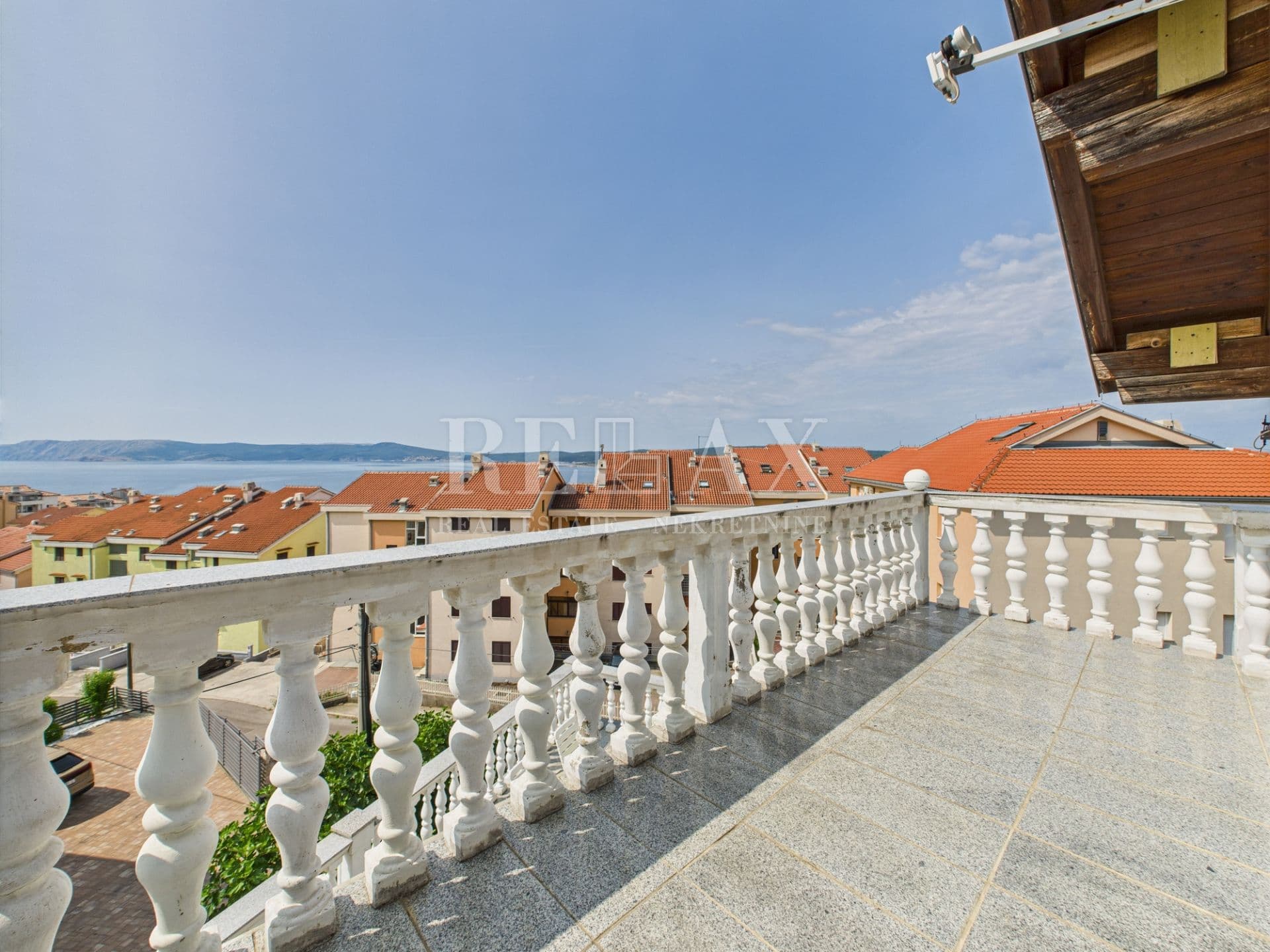 Crikvenica – Wohnung im ersten Stock mit Dachgeschoss und Garage