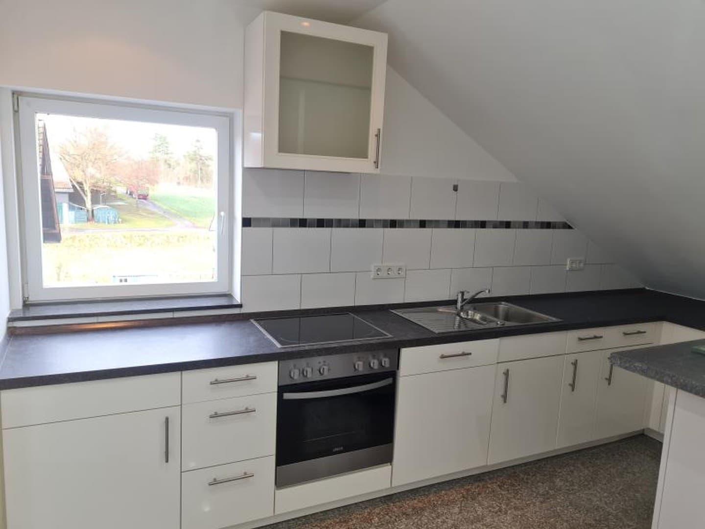 Neuwertige 2 Zimmer Terrasse Granitboden Echtglasdusche Ruhig