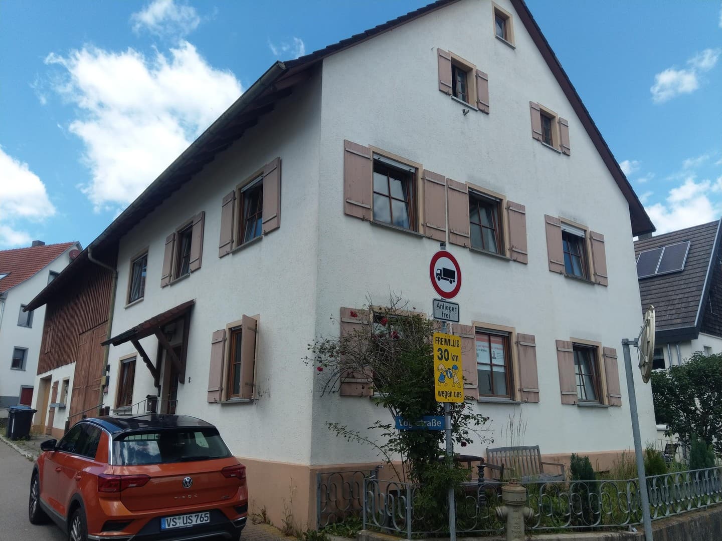 Frei 4-Zimmer-Wohnung Balkon Stellplatz für WEG Handwerker Firmen oder?