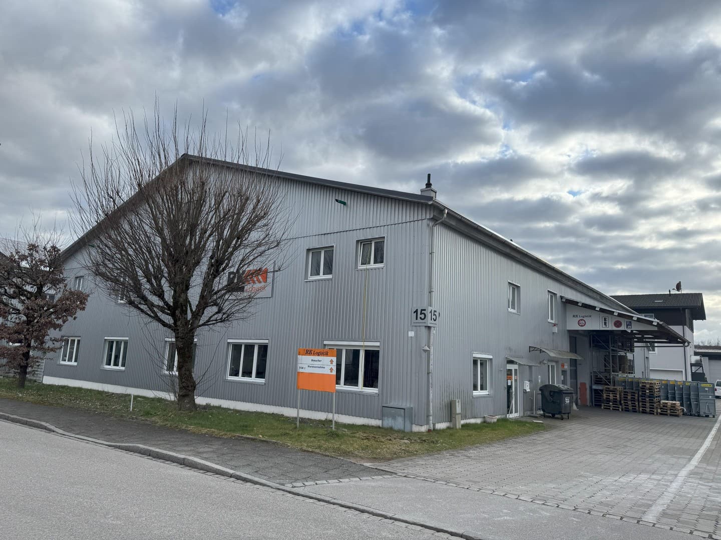 Halle mit 300 m² und 6,50 m lichter Höhe, Vollwärmeschutz