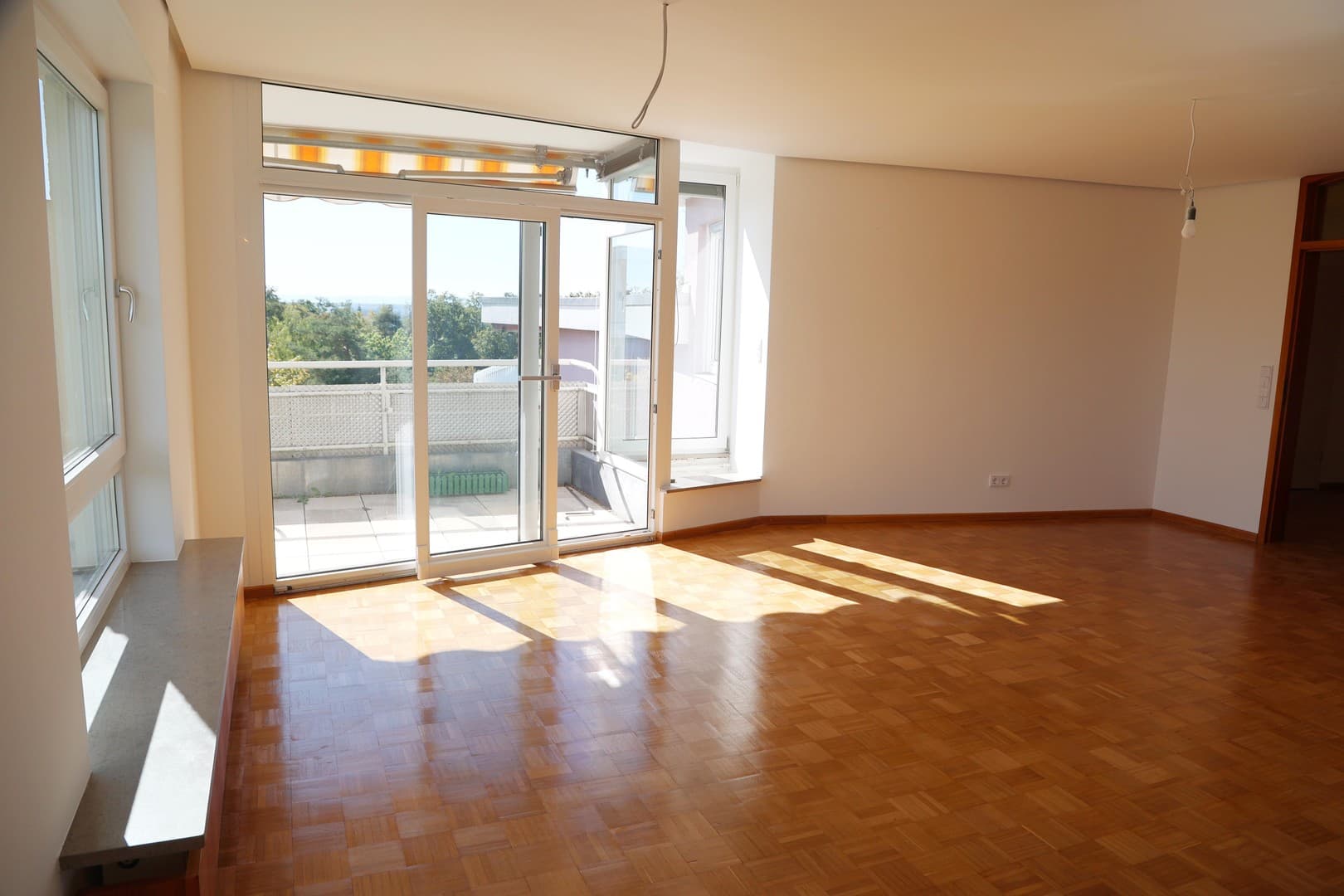 Sensationelle 2,5-Zimmer Whg mit Panoramablick, Balkon + Tiefgarage