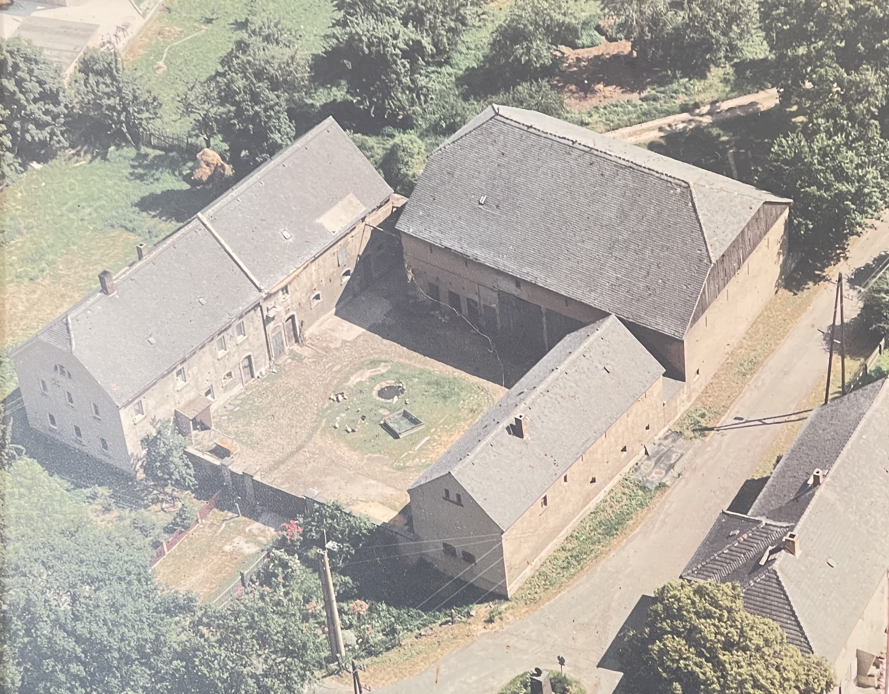 Dreiseitenhof mit Wohnhaus, Stallungen ,Seitengebäude und Scheune aus der2.Hälfte 19Jh.