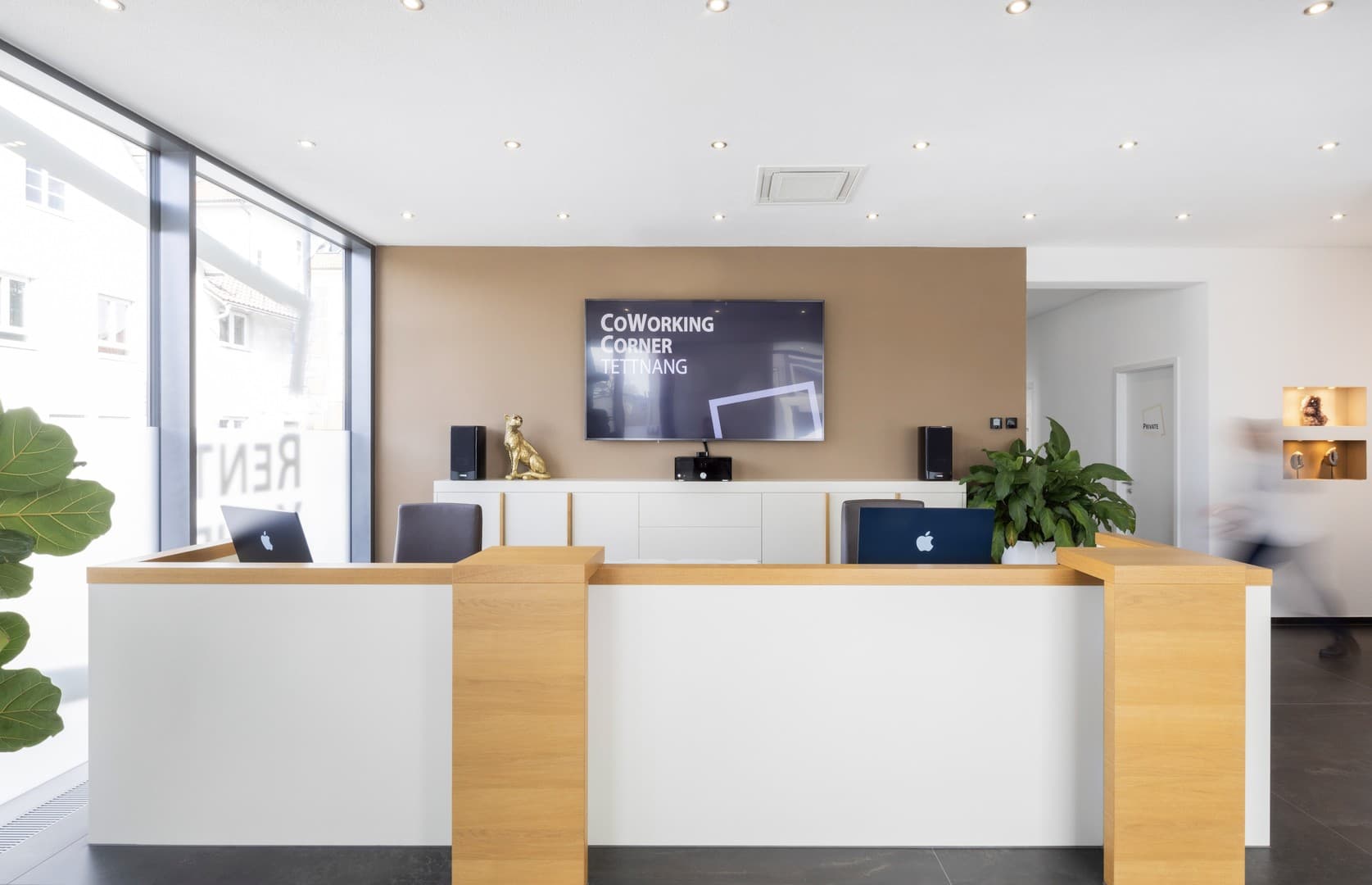 Moderne Arbeitsplätze in stilvollen Räumen - Ideal für Büro, Behandlungsraum und vieles mehr