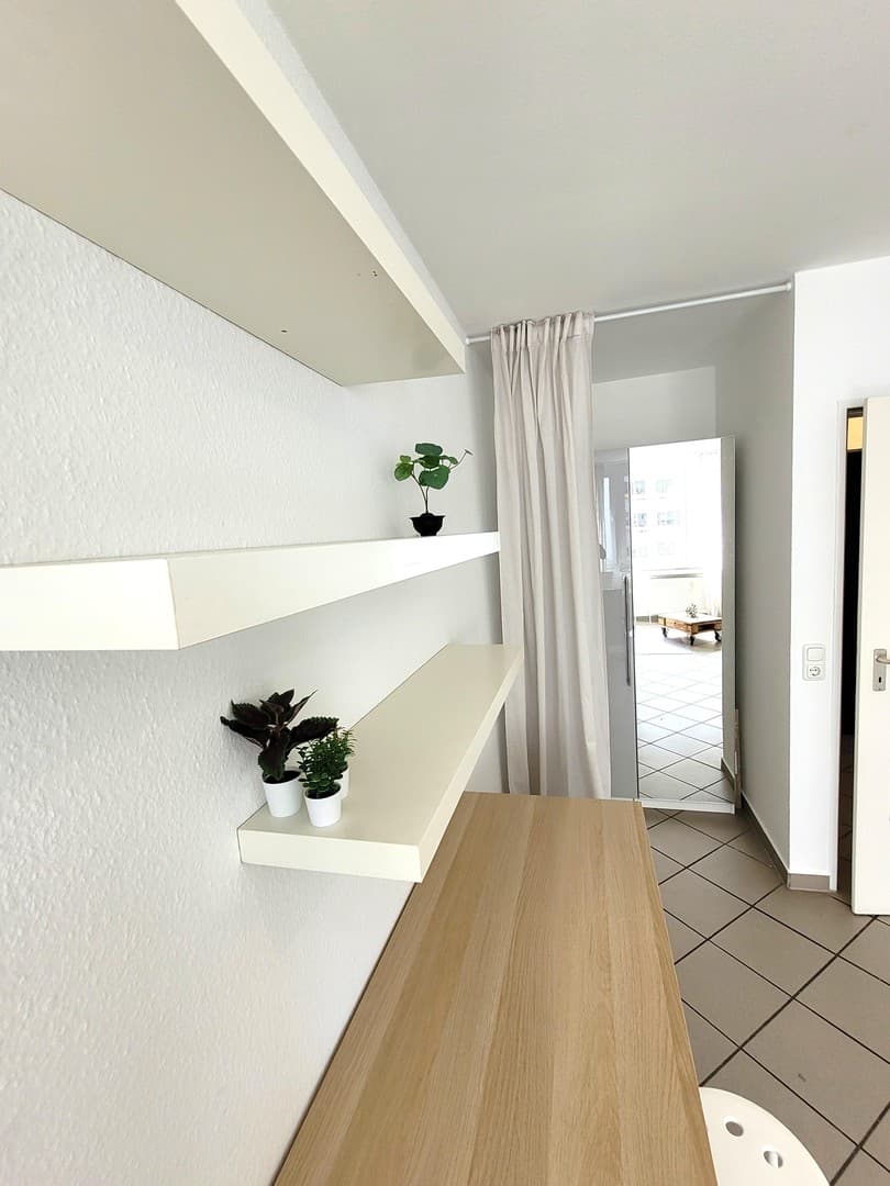 Arbeitsbereich u. Schrank