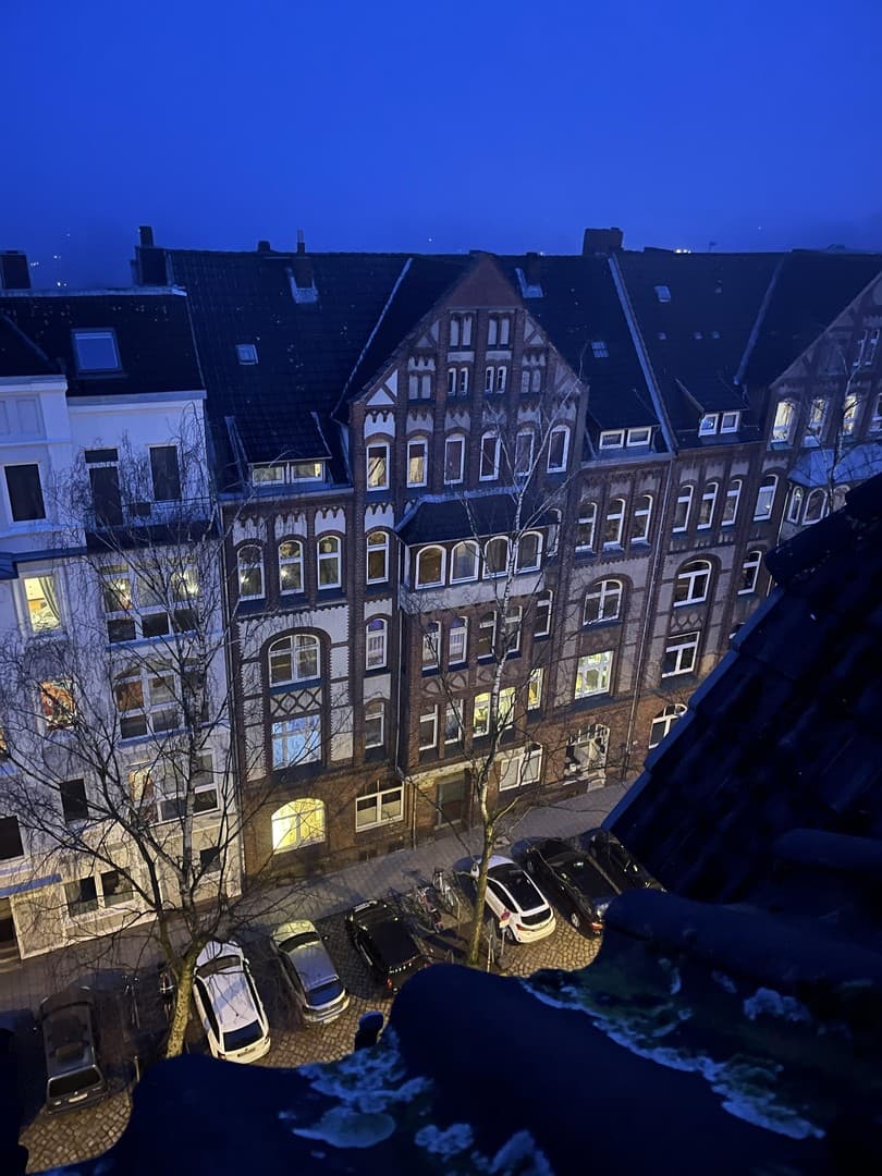 Schöne 3 Zimmer Wohnung in Holtenauer Straße in denkmalgeschütztem Haus mit weißer EBK
